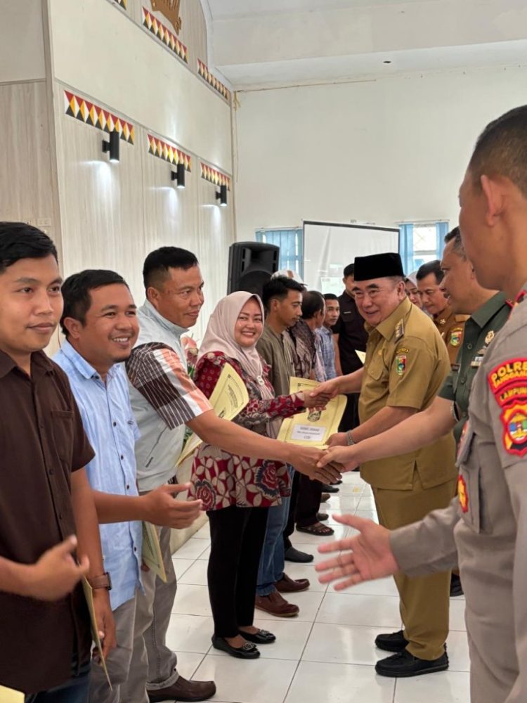 Perkuat Ekonomi Kerakyatan, Pemkab Tanggamus Serahkan AHU ke 20 Koperasi Desa Merah Putih