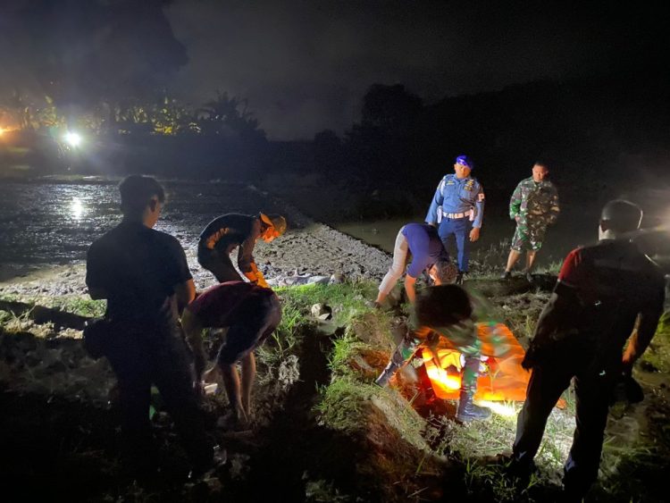 Warga Desa Gebang Ditemukan Tewas di Sawah Hiu TNI AL, Polisi Lakukan Olah TKP dan Evakuasi
