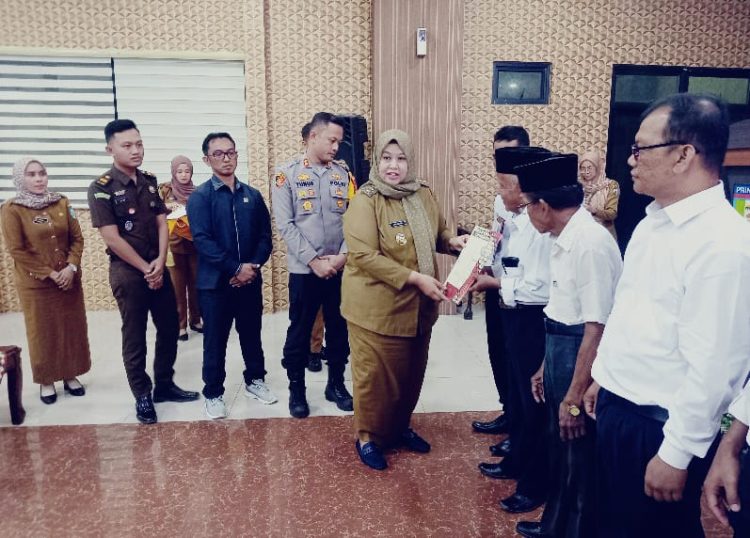 Wabup Pringsewu Serahkan Akte Notaris & SK Badan Hukum Koperasi Desa Merah Putih