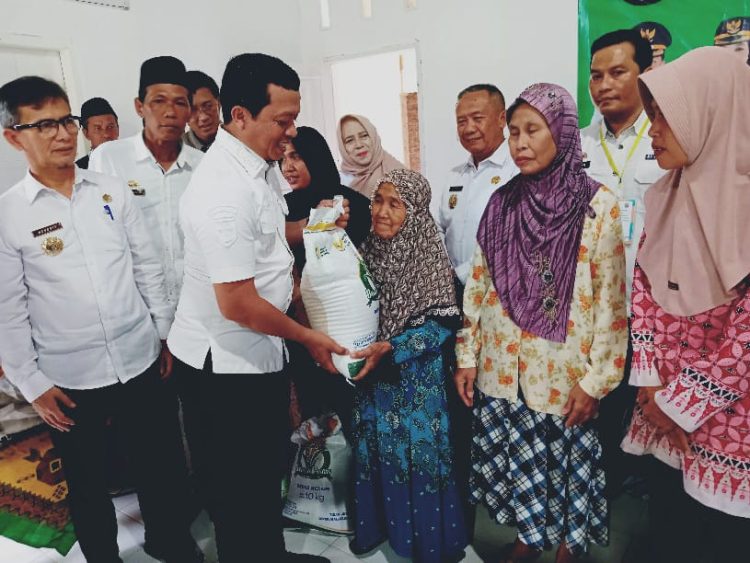 Stabilisasi Pangan Jadi Kunci Redam Inflasi, Bupati Pringsewu Serahkan Bantuan Beras untuk Warga