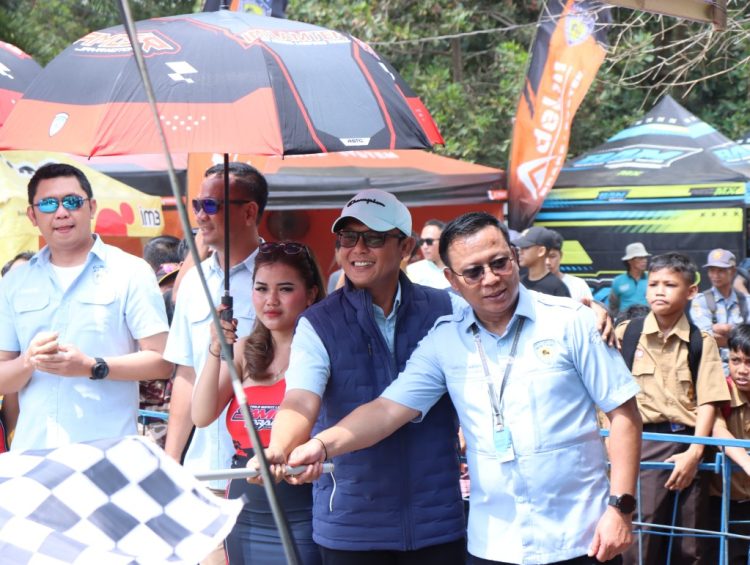 Gaspol di Lampung Tengah! Bupati Ardito Buka Piala Samosir Dragbike 2025, Ratusan Pembalap Ramaikan Ajang Balap Bergengsi