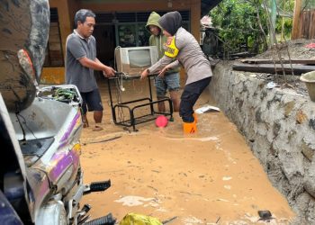Polwan Tanggamus Turun ke Lumpur, Bripka Pera Bantu Warga Korban Banjir di Wonosobo