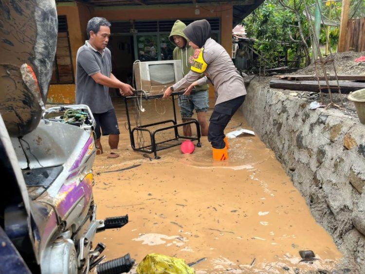Polwan Tanggamus Turun ke Lumpur, Bripka Pera Bantu Warga Korban Banjir di Wonosobo