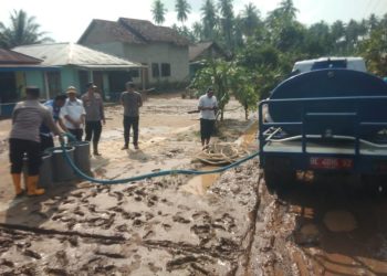 Polsek Semaka dan PDAM Way Agung Salurkan Air Bersih untuk Warga Pascabanjir