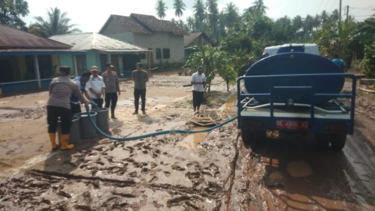 Polsek Semaka dan PDAM Way Agung Salurkan Air Bersih untuk Warga Pascabanjir