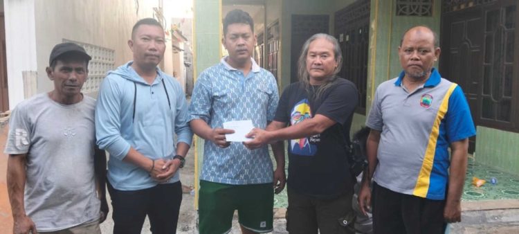 Hazizi dan Bela Jayanti Tunjukkan Kepedulian, Bantu Korban Kebakaran di Way Urang Kalianda