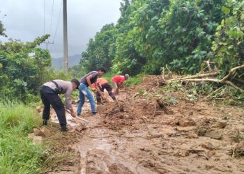 Polsek Limau dan Warga Berjibaku Bersihkan Longsor di Jalan Pesisir Tanggamus