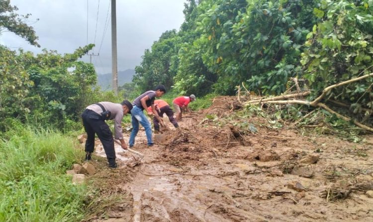 Polsek Limau dan Warga Berjibaku Bersihkan Longsor di Jalan Pesisir Tanggamus