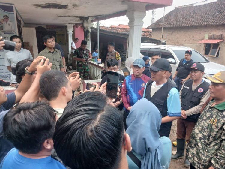Pemkot Bandar Lampung Salurkan Bantuan Tunai untuk Korban Banjir dan Longsor di Way Tataan