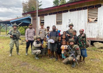 Satgas Damai Cartenz Kunjungi Kampung Apom Kiwirok, Salurkan Bibit dan Alat Tulis untuk Anak-anak