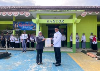 Bawaslu Ajak Pemilih Pemula Awasi Pemilu Sejak Dini, Sosialisasi Lewat Upacara di MAN 1 Pesisir Barat