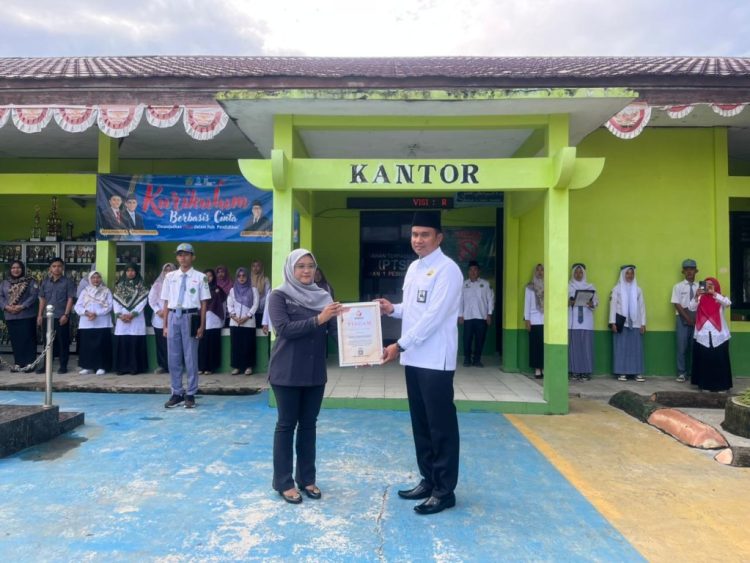 Bawaslu Ajak Pemilih Pemula Awasi Pemilu Sejak Dini, Sosialisasi Lewat Upacara di MAN 1 Pesisir Barat