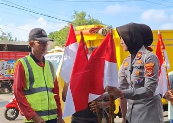 Satlantas Polres Pesawaran Bagikan 1.000 Bendera Merah Putih, Ajak Masyarakat Rayakan HUT RI dengan Semangat Nasionalisme