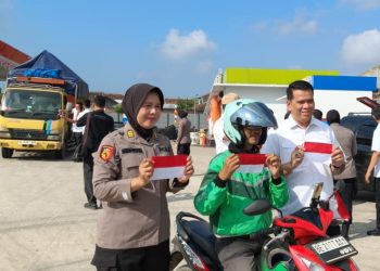 Merah Putih untuk Negeri: Direktorat Intelkam Polda Lampung Bagikan Bendera ke Pengendara