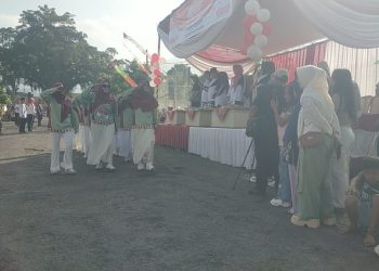 Ketua TP PKK Tanggamus Buka Lomba Gerak Jalan Meriahkan HUT RI ke-80