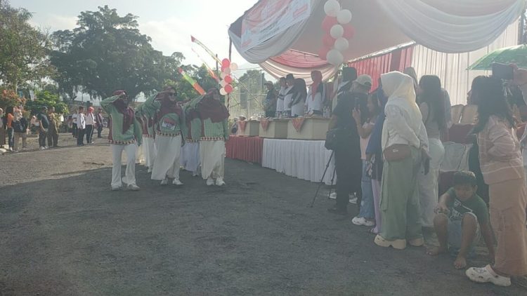 Ketua TP PKK Tanggamus Buka Lomba Gerak Jalan Meriahkan HUT RI ke-80