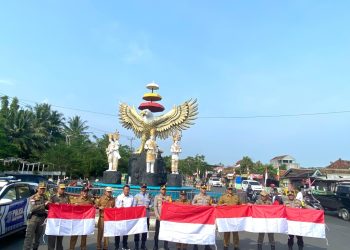 Pemkab Pesawaran dan Polres Gelar Pembagian 1.000 Bendera Merah Putih untuk Pengendara Jalan