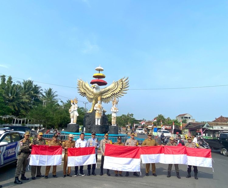 Pemkab Pesawaran dan Polres Gelar Pembagian 1.000 Bendera Merah Putih untuk Pengendara Jalan