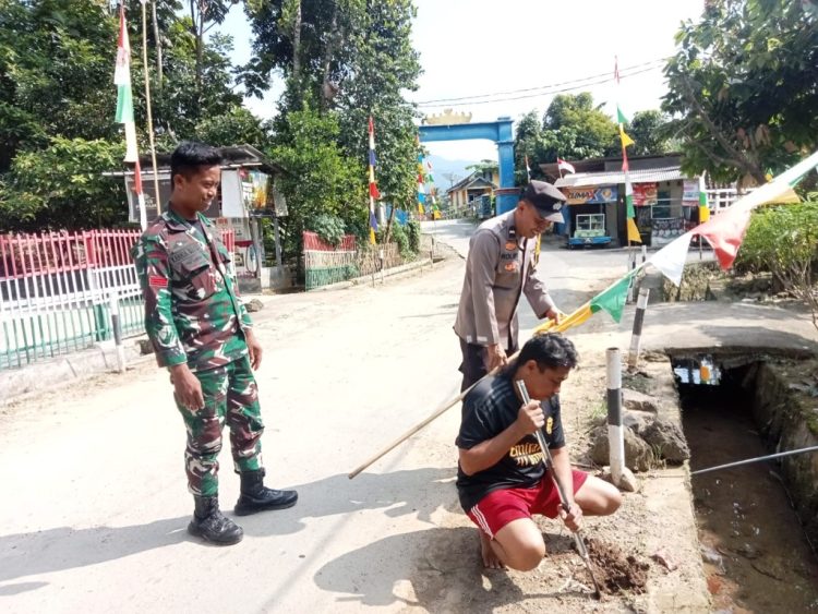 Sambut Hut Ri Ke-80, Bhabinkamtibmas Polsek Padang Cermin Bersama Bhabinsa Ajak Masyarakat Kibarkan Bendera Merah Putih