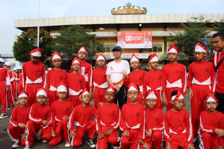Wakil Bupati Lampung Utara Resmi Buka Lomba Gerak Jalan SD/MI Sambut HUT ke-80 RI