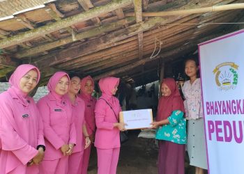 Bhayangkari Ranting Penengahan Bagikan 20 Paket Sembako Jelang HUT RI ke-80 dan HKGB ke-73