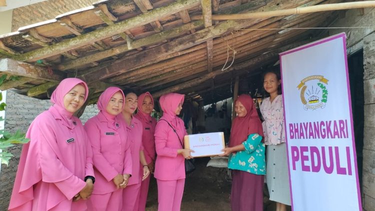 Bhayangkari Ranting Penengahan Bagikan 20 Paket Sembako Jelang HUT RI ke-80 dan HKGB ke-73