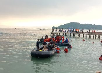 Lampung Cetak Sejarah, Kibarkan Bendera Merah Putih di Atas Permukaan Laut