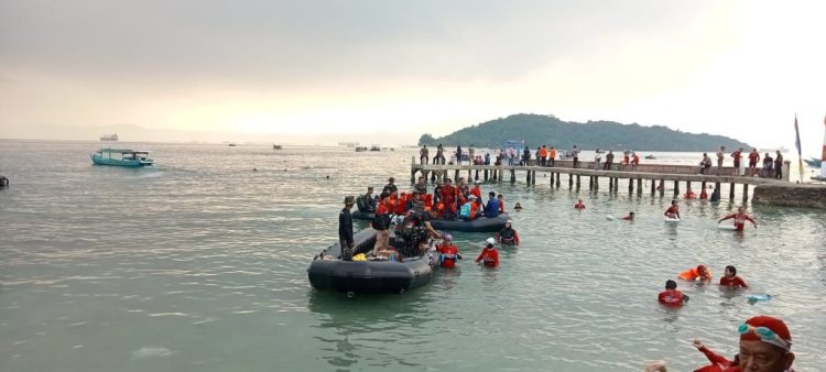Lampung Cetak Sejarah, Kibarkan Bendera Merah Putih di Atas Permukaan Laut