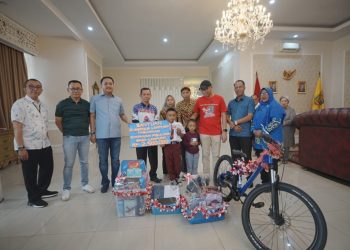 Aksi Heroik Bocah Sd Naik Tiang Bendera, Raihan Diaz Rinawi Dapat Apresiasi Gubernur Lampung dan Sepeda