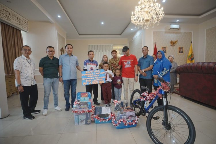 Aksi Heroik Bocah Sd Naik Tiang Bendera, Raihan Diaz Rinawi Dapat Apresiasi Gubernur Lampung dan Sepeda