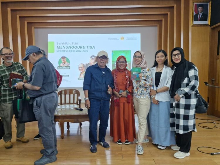 Bedah Menungguku Tiba, Dua Doktor Beda Pendekatan dalam Menafsirkan Puisi Isbedy Stiawan