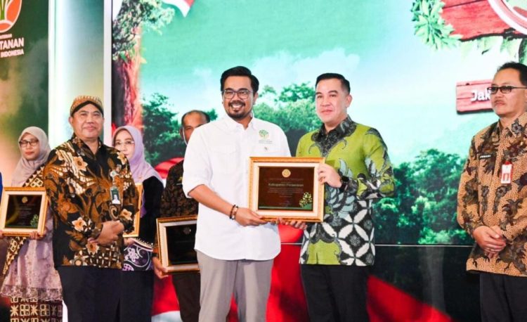 Konsistensi Menjaga Lingkungan, Pesawaran Raih Penghargaan PESONA 2025