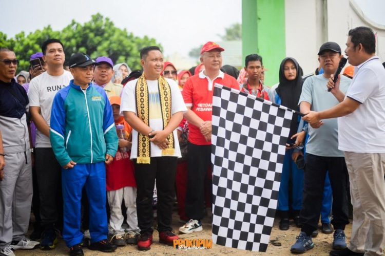 Ribuan Warga Meriahkan Jalan Sehat Bersama Wabup Pesawaran dalam Perayaan HUT Daerah dan Kemerdekaan