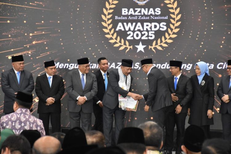 Gubernur Lampung Rahmat Mirzani Djausal Raih Penghargaan Baznas Awards 2025 atas Dukungan Penuh Terhadap Gerakan Zakat Nasional