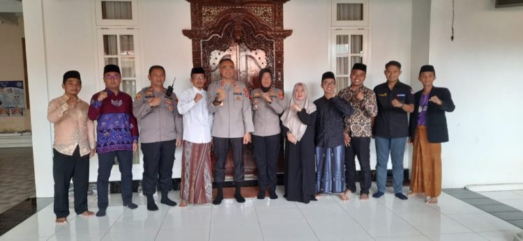 Polres Metro Tingkatkan Sinergi dengan Ponpes Roudlatul Qur’an dan Salurkan Bantuan Sosial untuk Warga dan Driver Ojol