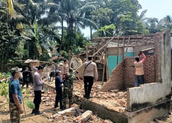 Polres Tanggamus Bersama Warga Gotong Royong Bersihkan Rumah Terdampak Gempa