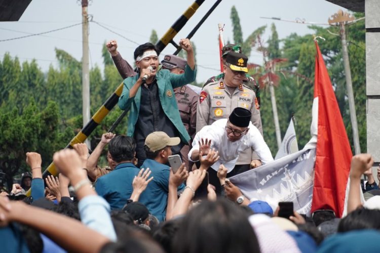 Soliditas Demokrasi di Lampung: Ribuan Massa Gelar Aksi Damai dengan Tertib