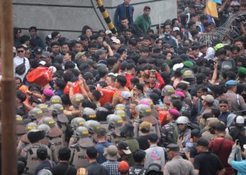 Keakraban di Tengah Aksi: Pegawai Pemprov Lampung Bagikan Makanan Ringan kepada Mahasiswa