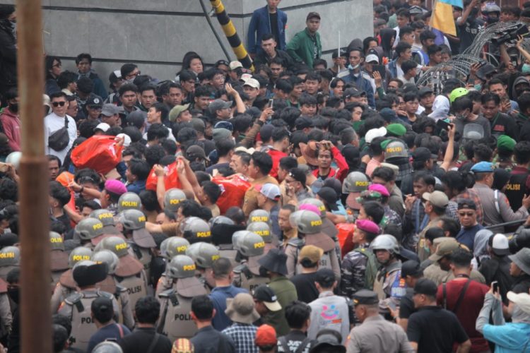 Keakraban di Tengah Aksi: Pegawai Pemprov Lampung Bagikan Makanan Ringan kepada Mahasiswa
