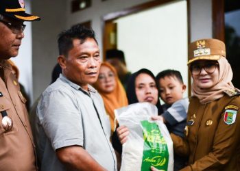 Bupati Pesawaran Tinjau Rumah Warga yang Roboh Akibat Hujan Deras dan Angin Kencang, Serahkan Bantuan Pemulihan