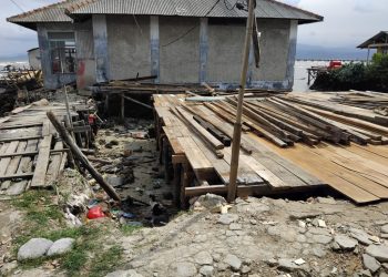 Tragis! Rumah Nenek Renta di Panjang Selatan Roboh Diterjang Gelombang Pasang, Warga Mendesak Pemkot Bertindak