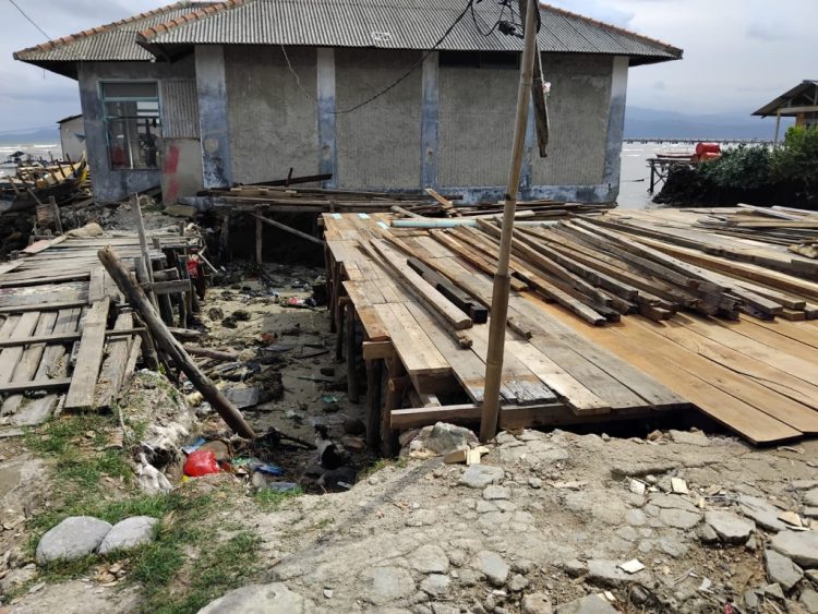 Tragis! Rumah Nenek Renta di Panjang Selatan Roboh Diterjang Gelombang Pasang, Warga Mendesak Pemkot Bertindak