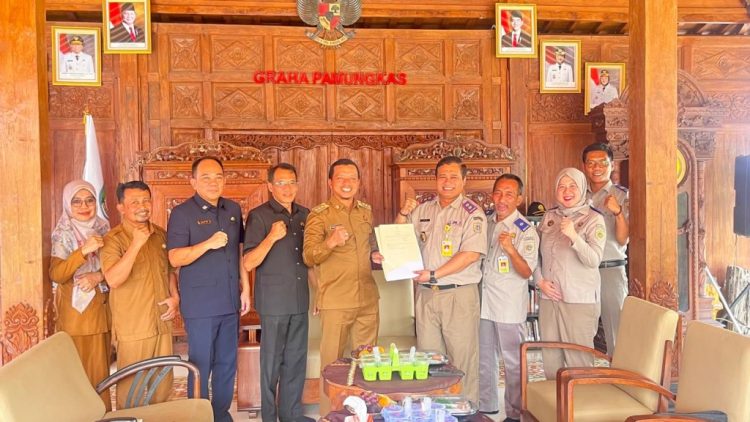 BPN Pringsewu Serahkan Puluhan Lembar Sertifikat Aset Pemda