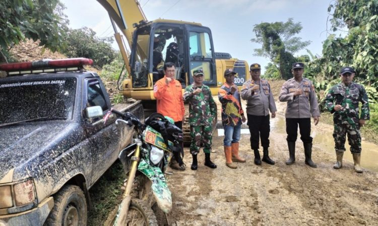 Sinergitas TNI-Polri Dampingi Wabup Tanggamus Tinjau Lokasi Longsor di Kecamatan Limau