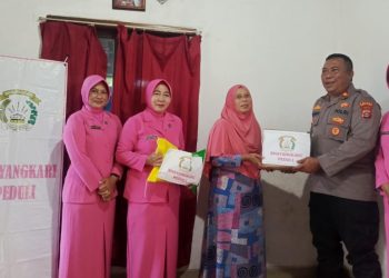 Polsek Sumberejo dan Bhayangkari Jenguk Nenek Samiyem yang Selamat dari Sumur 18 Meter, Warga Tanggamus Haru