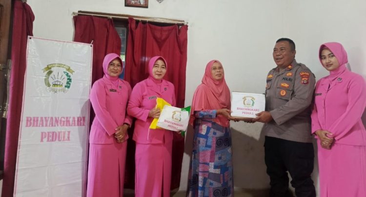 Polsek Sumberejo dan Bhayangkari Jenguk Nenek Samiyem yang Selamat dari Sumur 18 Meter, Warga Tanggamus Haru