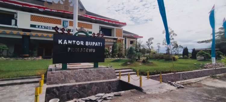 Rehabilitasi Taman Depan Kantor Bupati Gunakan Dana CSR Dari Bank Lampung