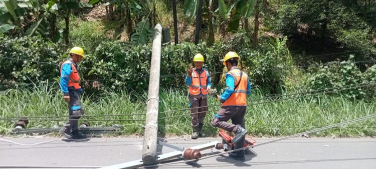 Tiang Listrik Patah di Pesawaran: Pengendara Luka, Warga Tuntut PLN Bertanggung Jawab