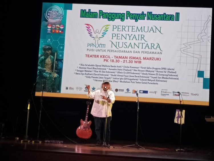 Malam Panggung Penyair PPN XIII: Totalitas Isbedy Stiawan ZS Bikin Riuh dengan “Tungku di Jalan Raya”