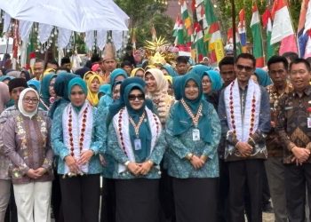 Ketua TP PKK Lampung Serahkan Bantuan di Pekon Kacapura, Warga Antusias Sambut Program Desa Tapis